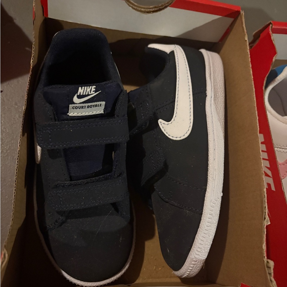 Nike kid shoe size 10